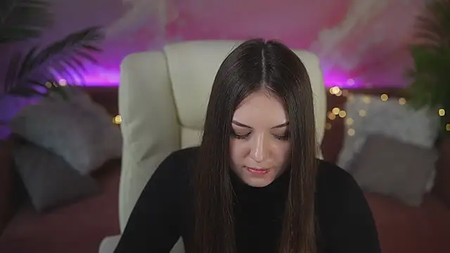 LindsyRawr online show from April 6, 7:04 pm