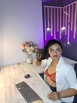 scarlett  2 online show from April 7, 8:55 pm