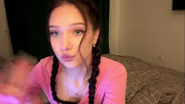 MiaNewstrom online show from April 8, 8:55 pm