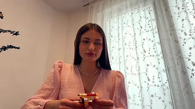 HallieHollo online show from April 1, 12:06 pm