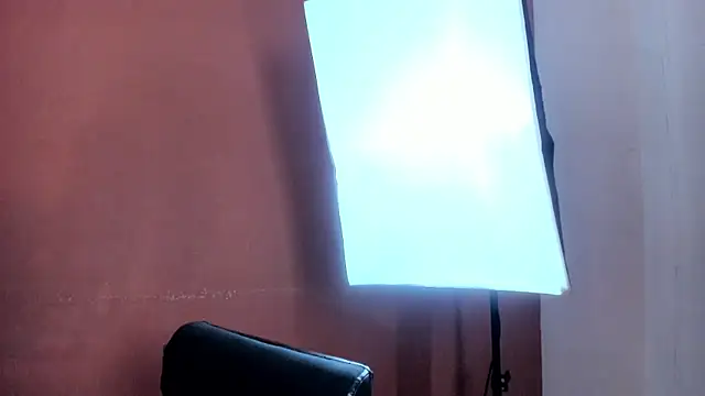 AliceThompsonn  online show from April 11, 6:30 am