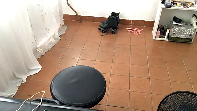 petitecurlybrunette online show from April 8, 4:53 pm