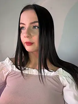 L0LA XO online show from April 15, 1:00 pm