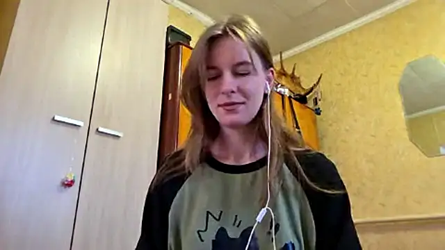 DonnaKuc online show from April 22, 6:21 am