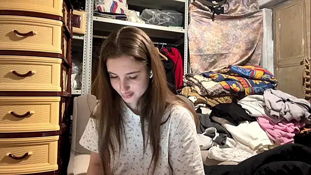 VelvetNoirra online show from April 8, 3:25 pm