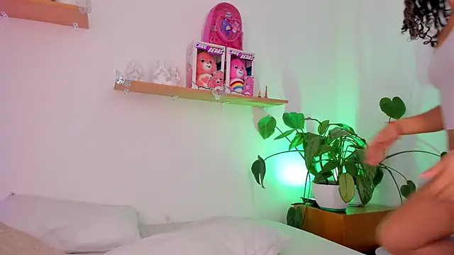 RoxanneMorguet  online show from April 11, 11:58 am