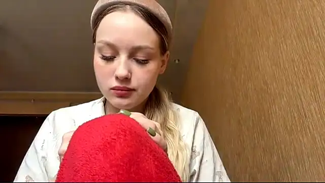 ElvieTribou online show from April 7, 8:16 am