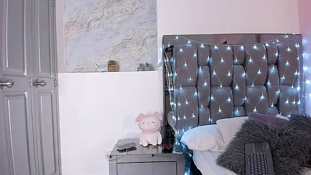 Kendall Rous  online show from April 12, 1:58 pm