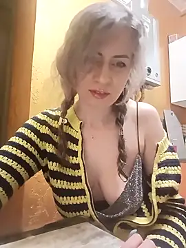 TaynaSecret online show from April 7, 8:33 pm