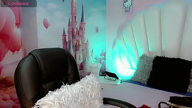 Danisha Florens online show from April 10, 11:49 am