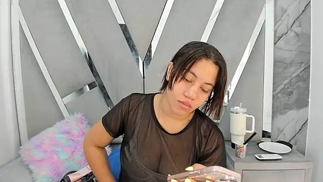 Daphne cuteht online show from April 11, 1:04 pm