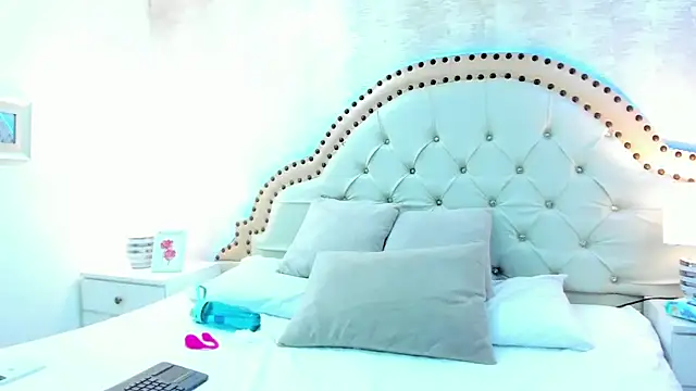 NahiaMendoza online show from April 15, 11:05 pm