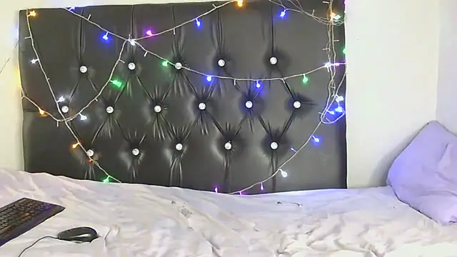 SlipperyLipsX online show from April 12, 7:55 am