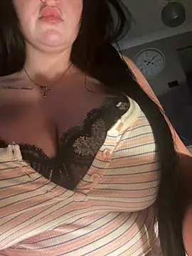 Goldenhourgirl online show from April 16, 8:30 pm