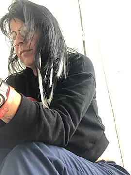 Laacoluu online show from April 10, 3:40 pm