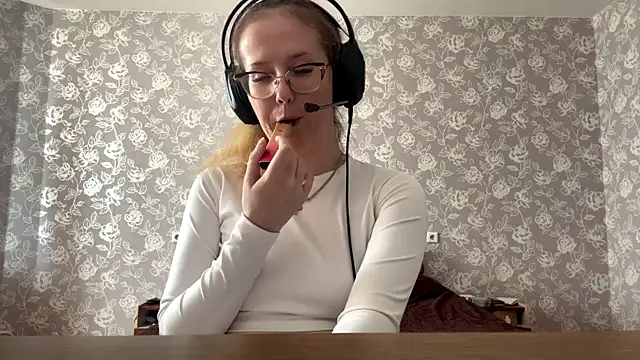 ElmiraGildea online show from April 14, 1:22 pm