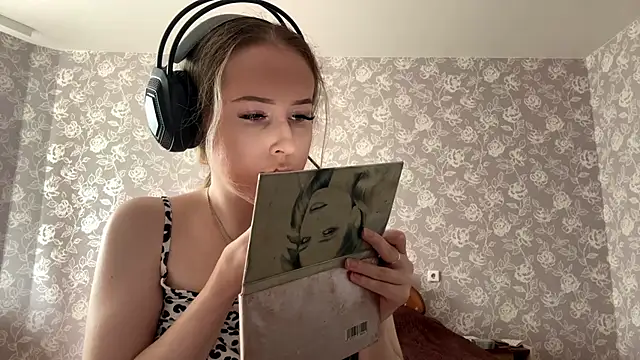 ElmiraGildea online show from April 15, 1:22 pm