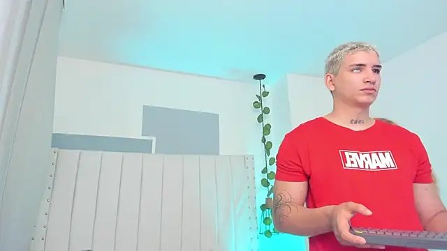 sebas and vanessa online show from April 11, 7:17 pm