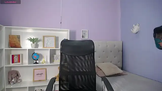 velveth noir online show from April 14, 1:55 pm