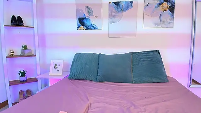 dhalia lux  online show from April 13, 11:27 pm