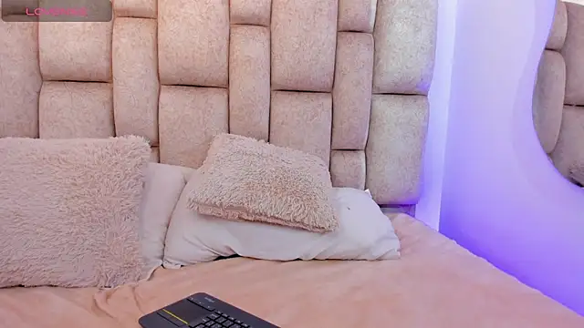 scarletmonroee  online show from April 14, 11:43 am