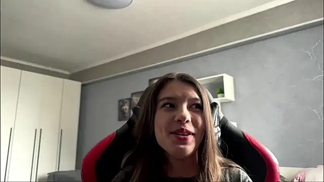 Julllesimons online show from April 14, 9:20 am