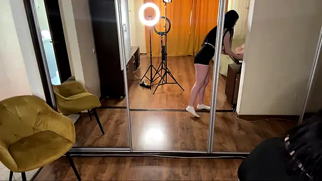 peachlunee online show from April 14, 9:20 am