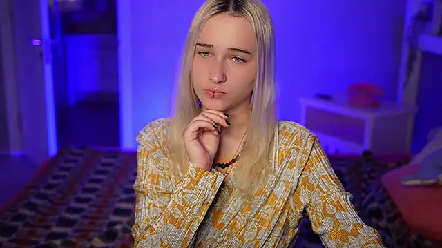 LilElfies online show from April 15, 1:06 am