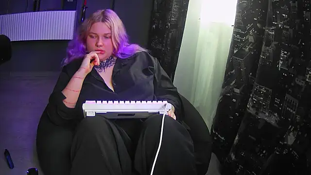 Sweet Squirrel  online show from April 14, 1:00 pm