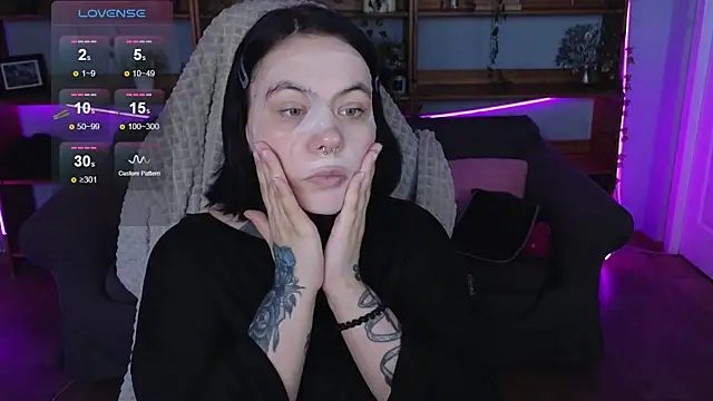 QwertyAnnie Lbo online show from April 11, 8:07 am