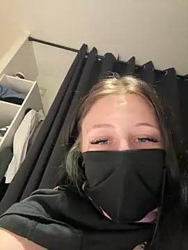 groslolo67 online show from April 13, 6:30 pm