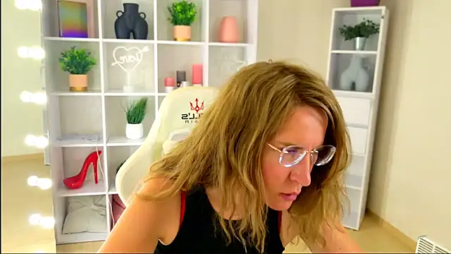MollyLoll online show from July 10, 1:00 pm