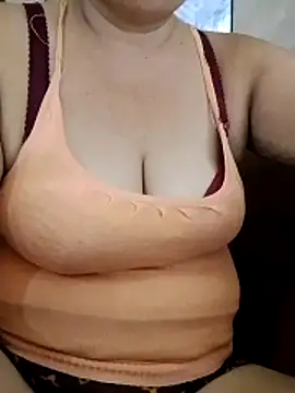 jeanyummytits online show from June 11, 12:54 am