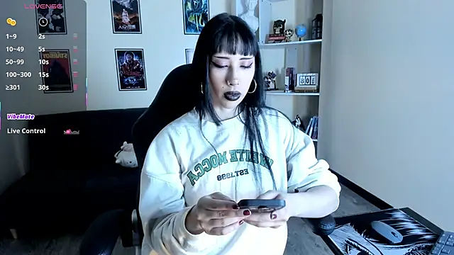 Ravenelle  online show from June 8, 8:30 pm