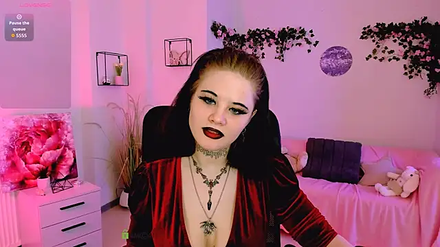 nikki kiss  online show from July 8, 8:38 am