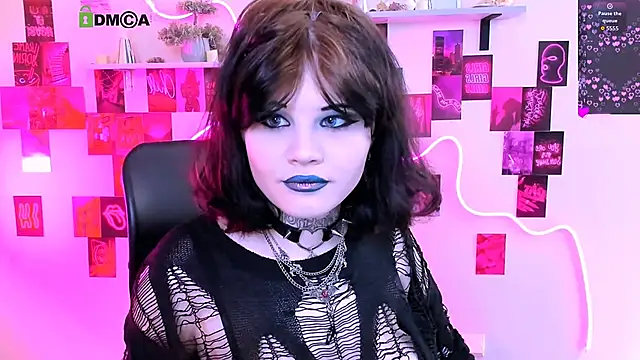 nikki kiss  online show from May 6, 8:40 am