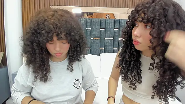 Chloe and Violeta online show from May 5, 8:01 pm