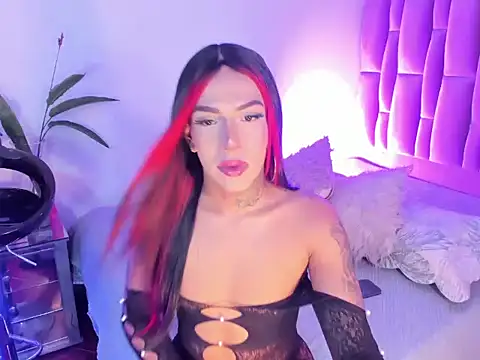 nicolebrunett online show from May 22, 12:36 pm
