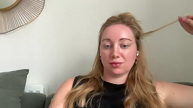 arielsweetieee online show from June 17, 8:59 am