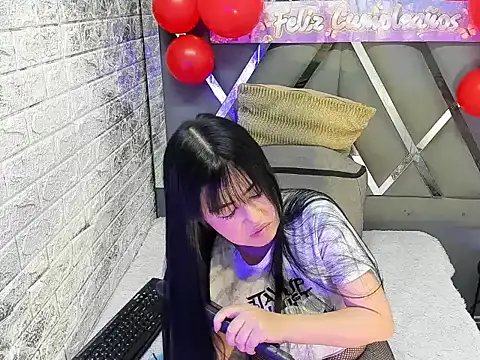 julietaflame online show from May 8, 1:47 pm
