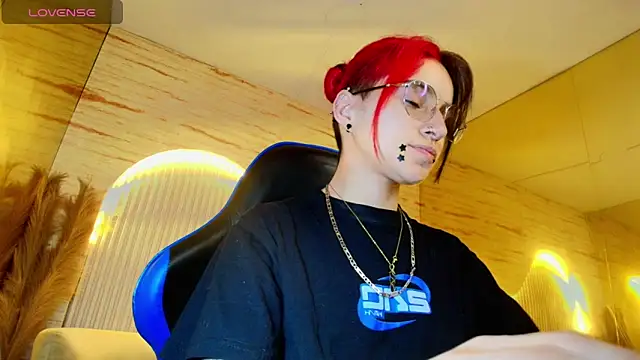 Moon Red r online show from June 13, 12:35 pm
