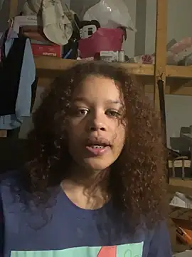 emaluvv online show from April 19, 1:16 am