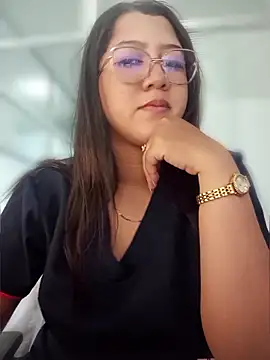 Chloe Thomsoon  online show from May 5, 10:13 pm