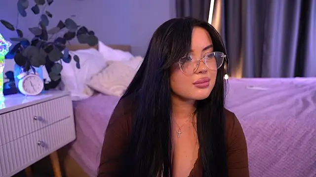 Elunee online show from April 24, 3:48 pm