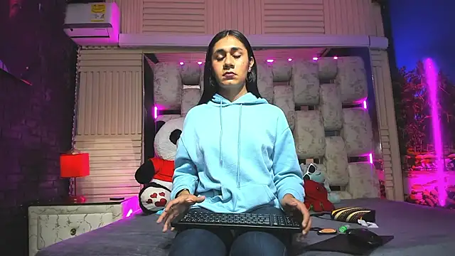 MahiaraHot online show from May 4, 12:53 pm