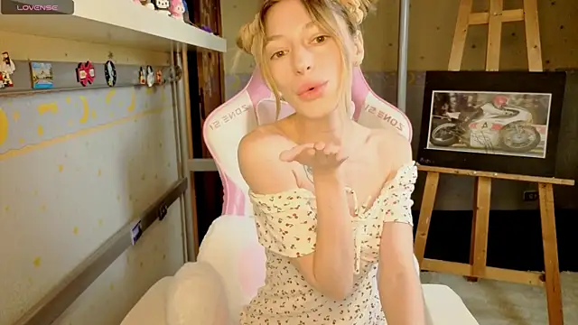 MiaMooonn online show from June 15, 1:44 pm