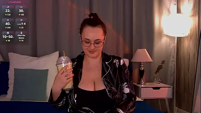 Queen Monica  online show from July 24, 7:11 pm