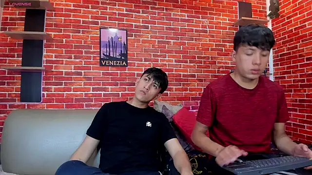Hoot boyss  online show from July 15, 8:24 pm