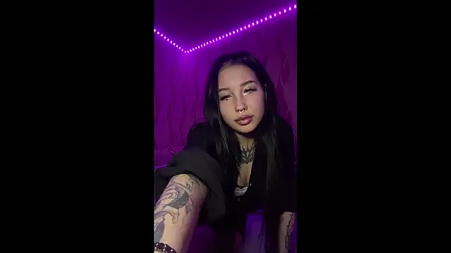 Greeneyedlauren online show from June 5, 7:20 pm