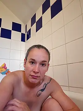 adelinegirly online show from June 5, 9:04 am
